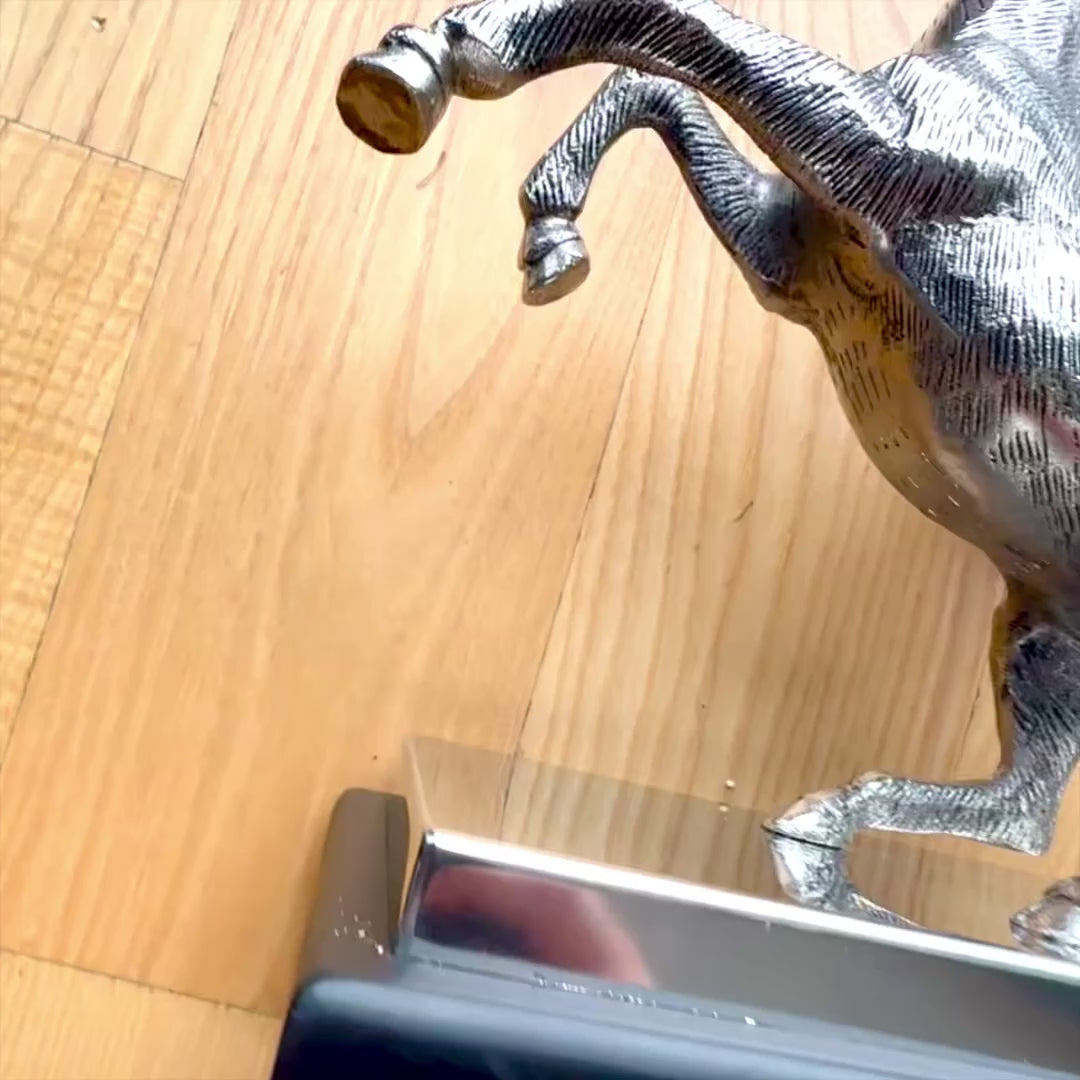 Dekorative Pegasusfigur aus Aluminium auf Stahl-Holz-Sockel, personalisierte Gravur, elegantes Geschenk für Liebhaber der griechischen Mythologie, Höhe 36 cm, silberfarben mit schwarzem Sockel