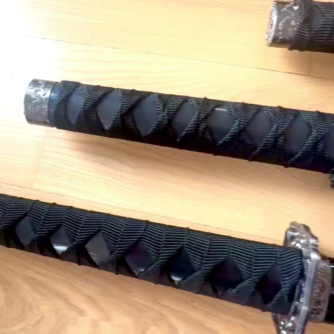 Set aus 3 Samuraischwertern auf einem Ständer mit Möglichkeit zur Personalisierung durch Gravur