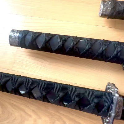 Set aus 3 Samuraischwertern auf einem Ständer mit Möglichkeit zur Personalisierung durch Gravur