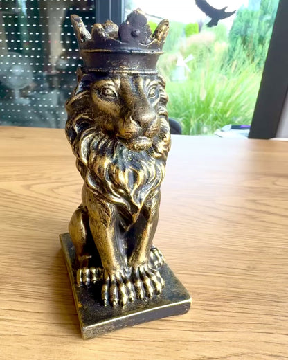 Der König der Löwen – Kompakte 14,5 cm dekorative Figur mit Gravuroption als Geschenk