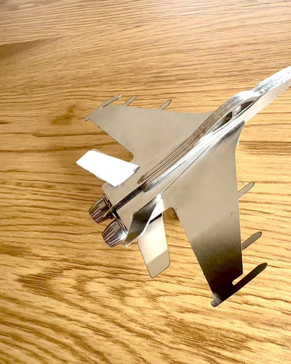 Metallmodell des Jagdflugzeugs „SkyRaptor“ – rostfreier Stahl, personalisierte Gravur als Geschenk