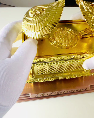 Vergoldete Replik der Bundeslade – Dekorative Arche-Statue aus Kupfer in Größe XL 28x15,6x20 cm
