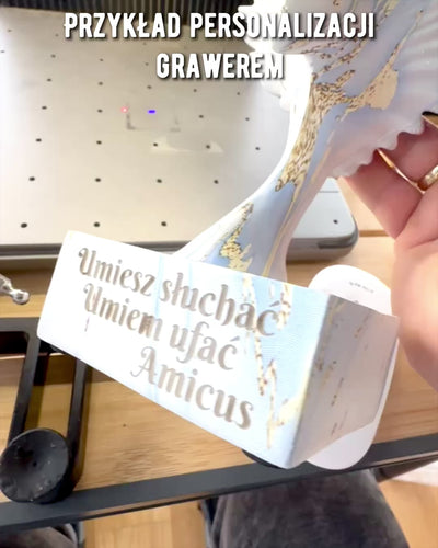 Elegante Engelsflügel-Figur 33 cm hoch – "Geflügelte Wächter", personalisierbar mit Gravur als Geschenk, Personalisierung, 3 Farbvarianten