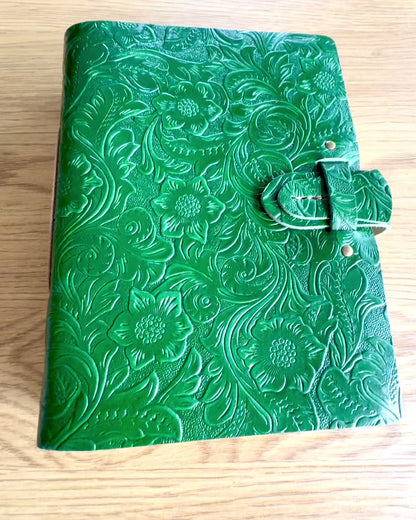 Leder Notizbuch Vintage „Floralis” – handgeprägt, 400 Seiten, Möglichkeit zur Gravur, 2 Varianten