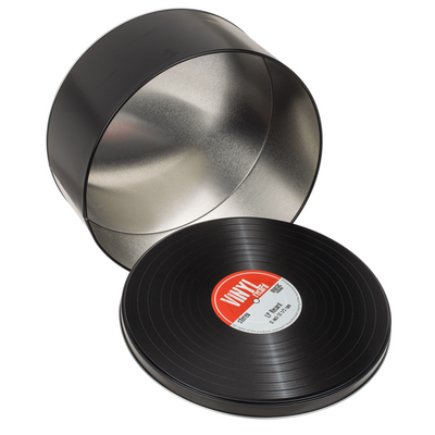 Metallboxen, stilisiert als Vinylplatten im Retro-Stil, Möglichkeit zur Personalisierung durch Gravur