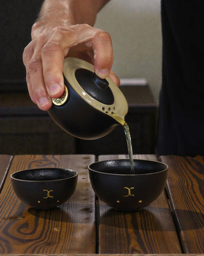 Schwarze Glückskatze – Teeset mit 2 Tassen (Schwarz)